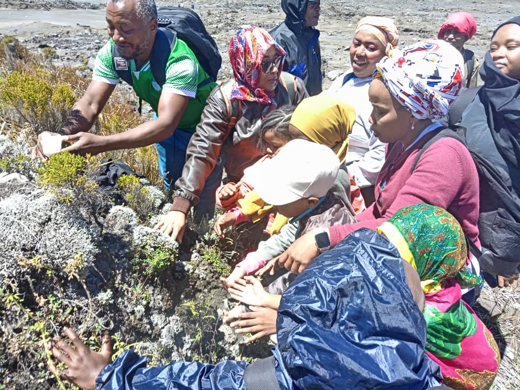 Des jeunes enfants au sommet du Karthala